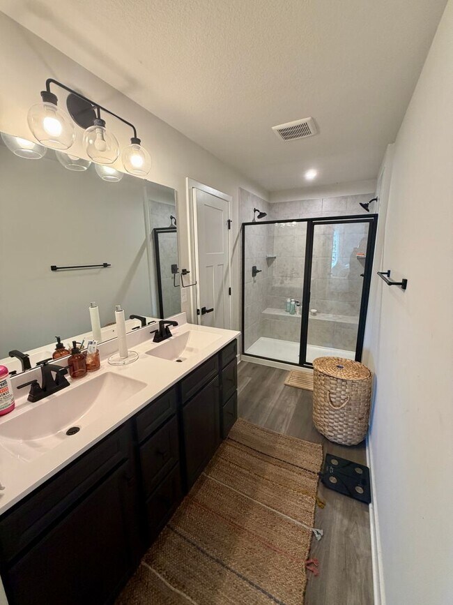 Building Photo - Stunning Townhome in the Heart of Chesapeake
