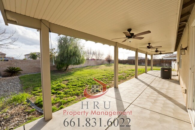 Building Photo - SW-Bakersfield features 3 bed 2 bath with ...