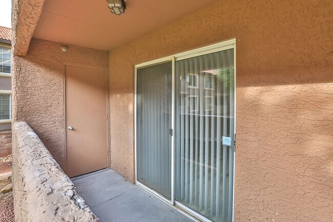 Building Photo - Remodeled Ground Floor 2 Bed Condo Ready for Move In