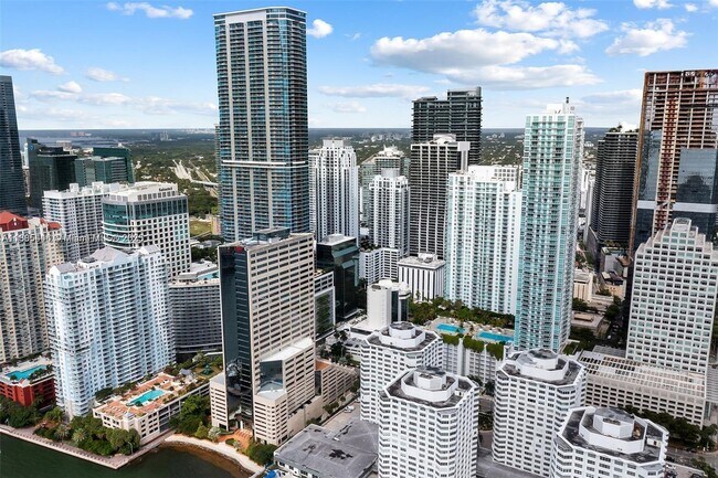 Building Photo - 950 Brickell Bay Dr