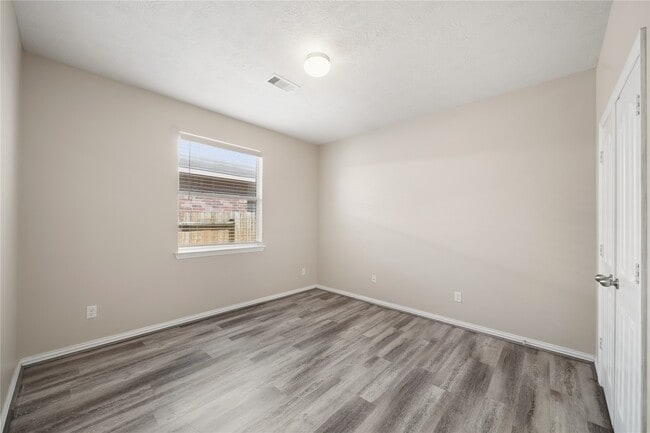 Building Photo - 24503 Lakecrest Bend Dr