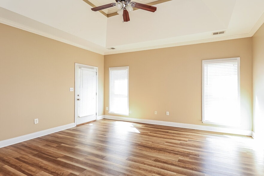 Building Photo - 2045 Highview Way