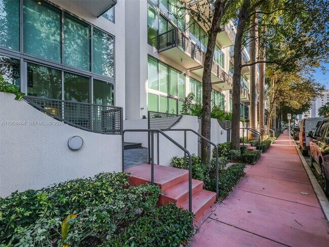 Building Photo - 6000 Collins Ave