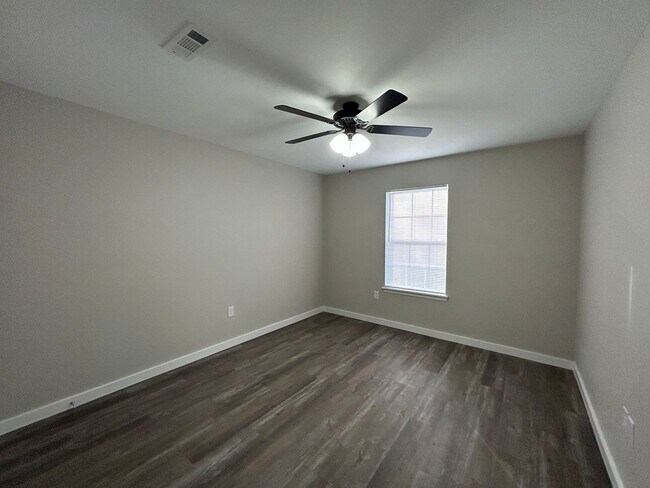 Building Photo - Duplex with Garage - Minutes from Downtown...