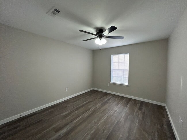 Building Photo - Duplex with Garage - Minutes from Downtown Rogers