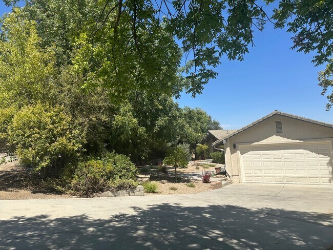 Building Photo - 744 N Trigo Ln
