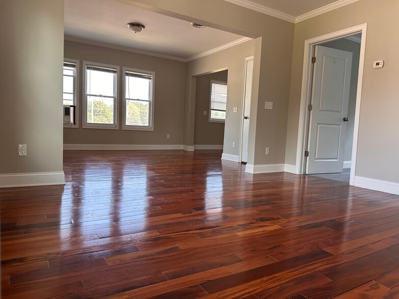 Building Photo - 19 Peacock St