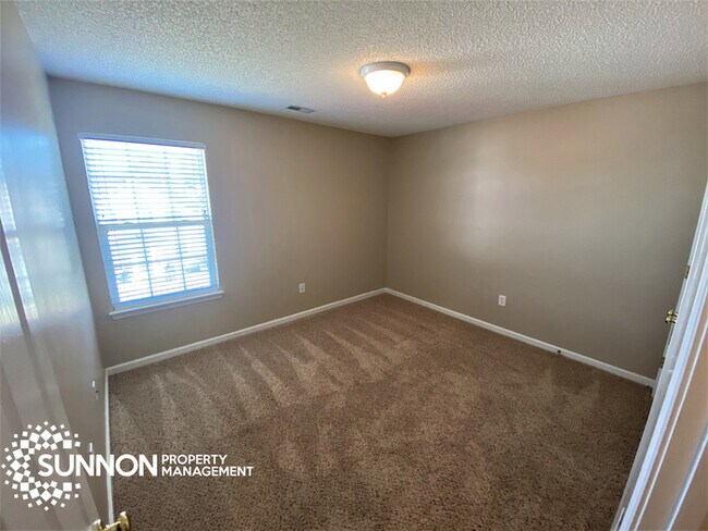 Building Photo - Adorable 3 BR 2.5 BA Updated House + Garage