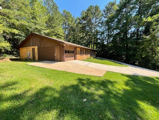 Building Photo - Secluded 2/1.5 Apartment East Rome $1,095