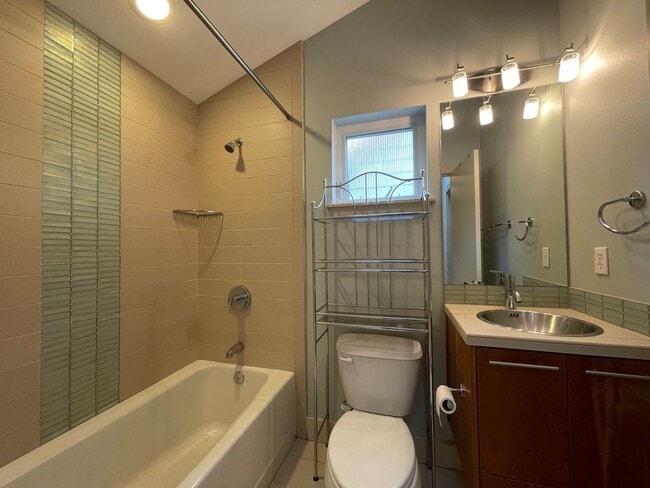 Building Photo - Modern Green Lake Townhome on Quiet Street!