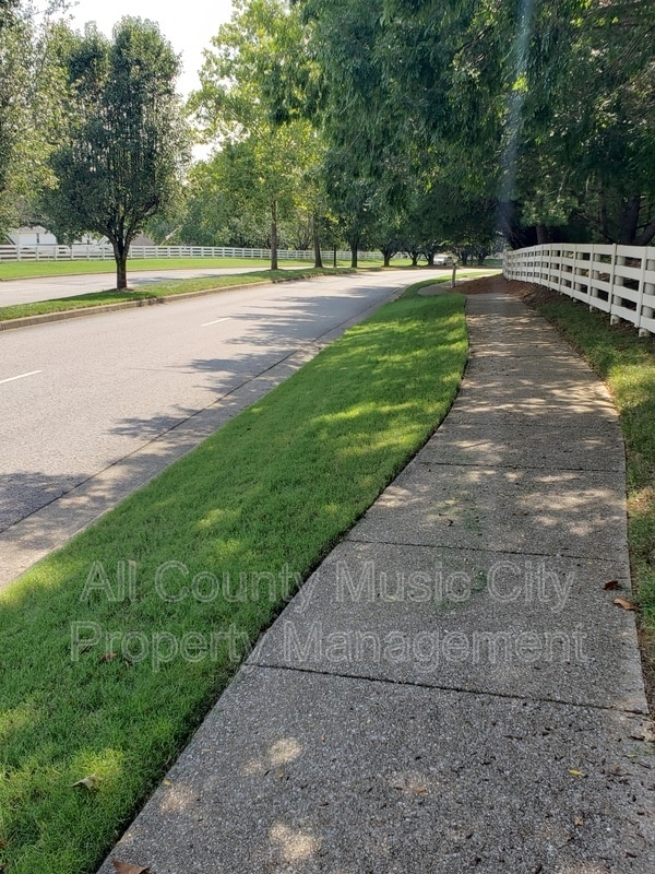 Building Photo - 425 Chamberlain Park Ln