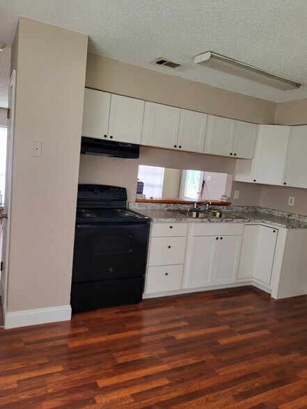 Building Photo - 26 Sharen Pl