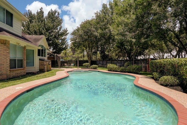 Building Photo - 18042 Somerset Knolls Ct