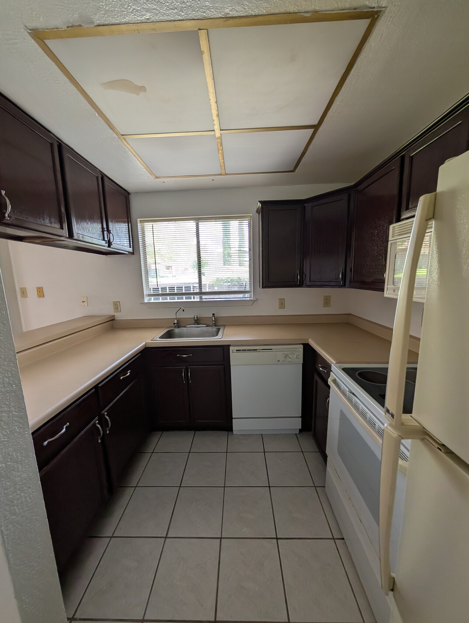 Building Photo - 1644 Lomaland Dr