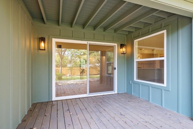 Building Photo - 1520 Villanova Dr