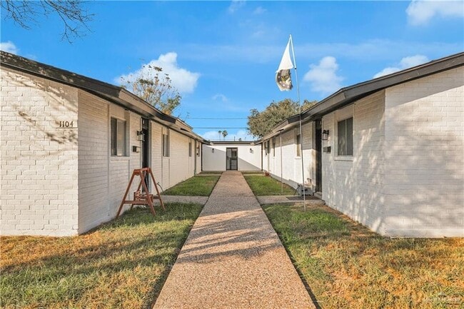 Building Photo - 1104 Fern Ave