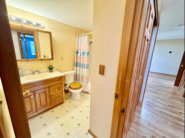 Building Photo - Charming 3 Bed/2 Bath Single Family Home i...