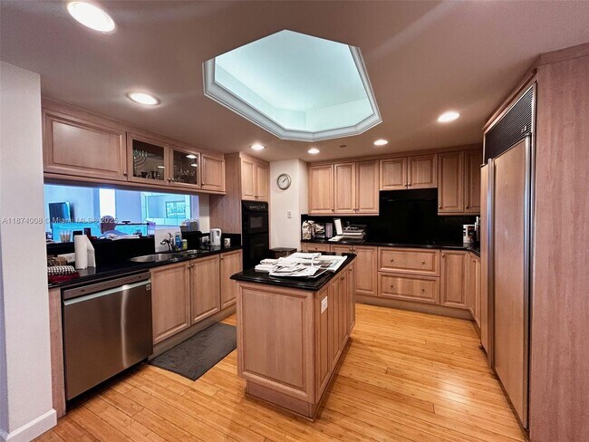 Building Photo - 9559 Collins Ave