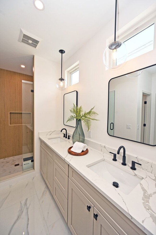 Building Photo - 3 Bed, 3.5 Bath - Modern, sleek & steps fr...