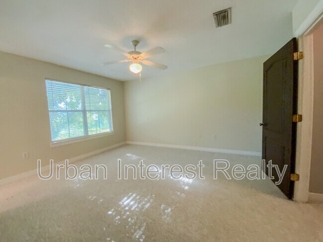 Building Photo - 421 Twin Lakes Ln