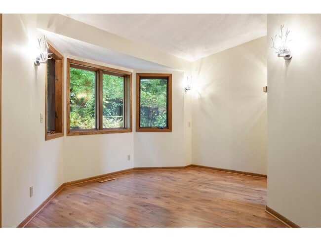 Building Photo - 5546 Village Dr