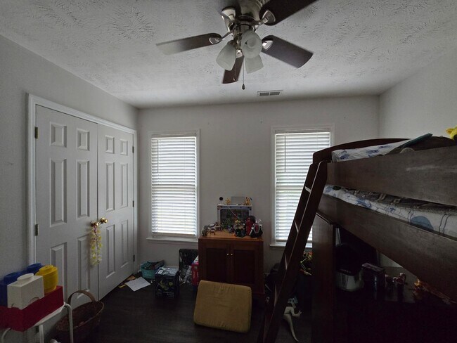 Building Photo - 111 Greentree Dr