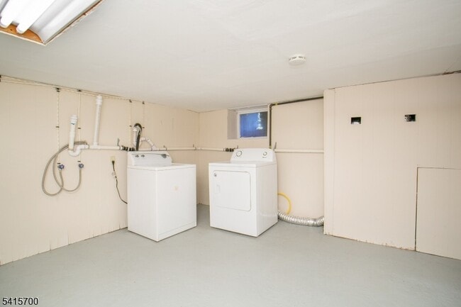 Building Photo - 27 Ashwood Ave