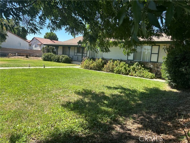 Building Photo - 2750 W Devonshire Ave