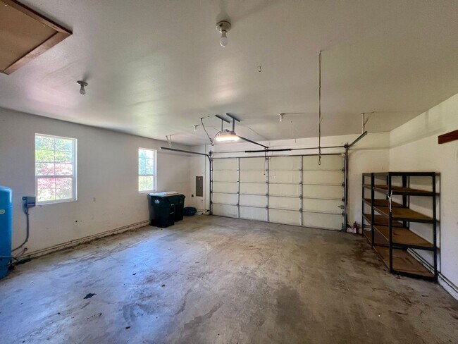 Building Photo - 3+ BD on 2 Acres - Barn Included