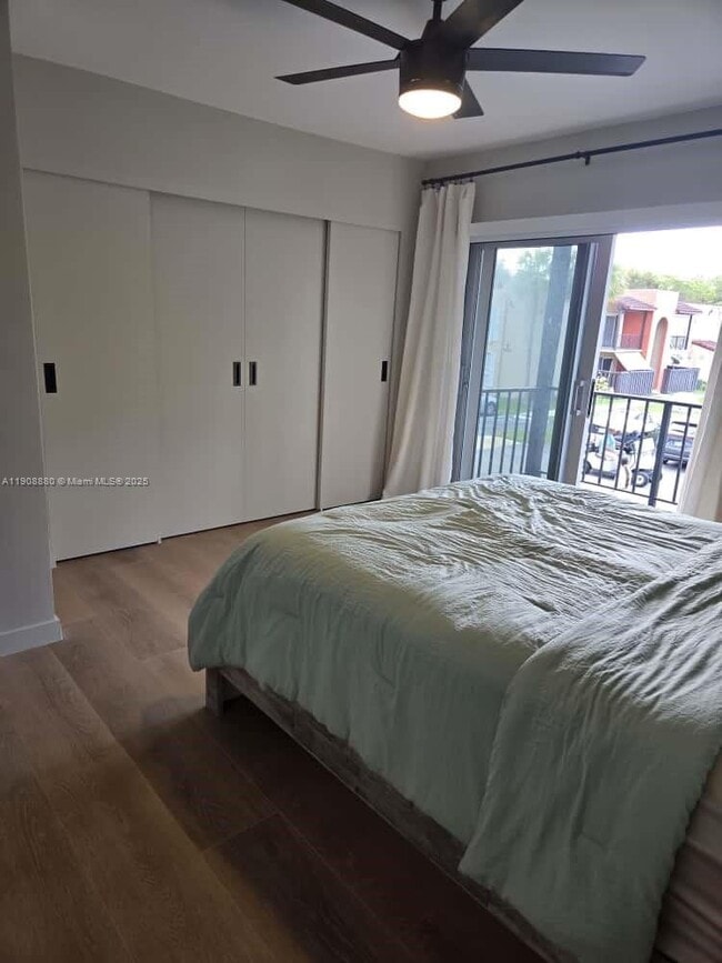 Building Photo - 10824 N Kendall Dr