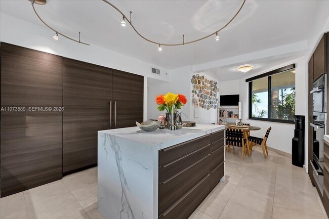 Building Photo - 279 N Hibiscus Dr