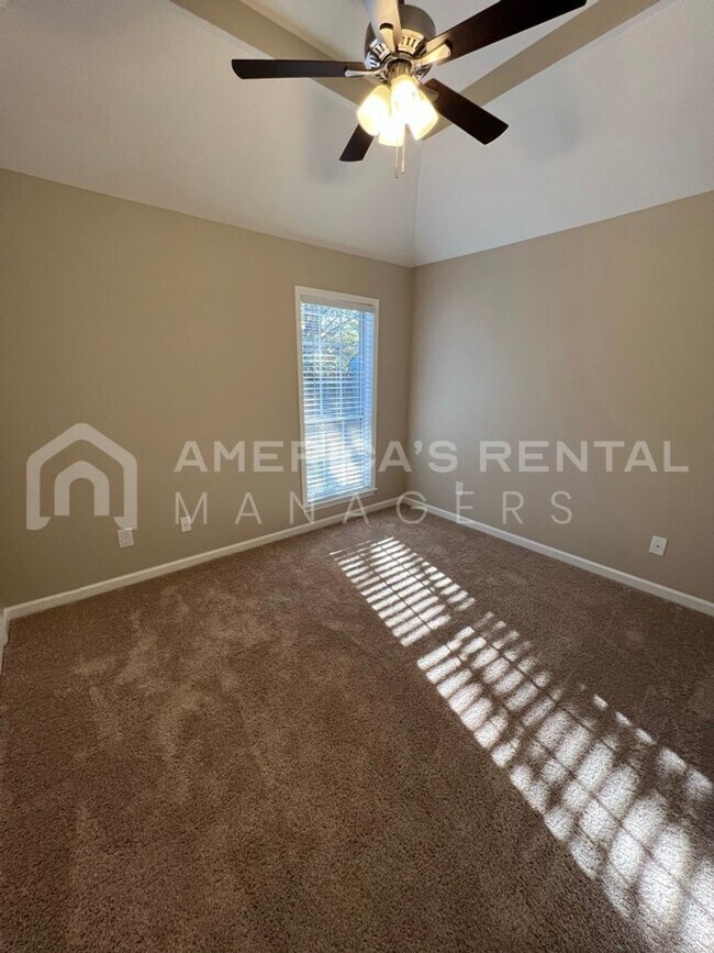 Building Photo - 141 Flagstone Ln