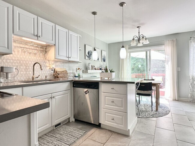 Building Photo - Beautifully Updated 2-Bedroom Townhouse w/ Finished Basement - Close to Royal Oak, Ferndale, Plea...