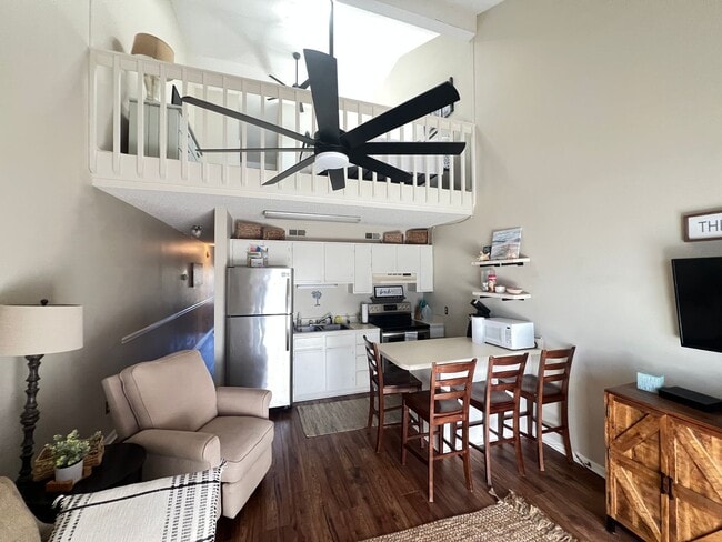 Building Photo - Walk to the Beach! Two-bedroom condo in Myrtle Beach. Adjacent to Beach Access!