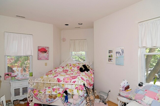 Building Photo - Georgetown Townhouse (Close to the West End and Dupont)