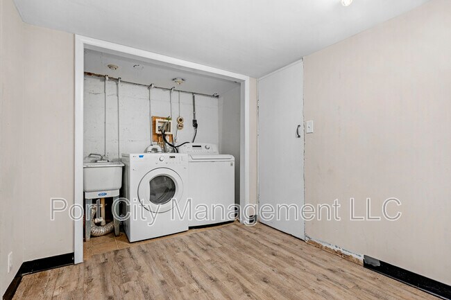 Building Photo - 438 Cornwall St