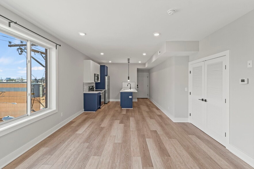 Primary Photo - 2413 Frankford Ave