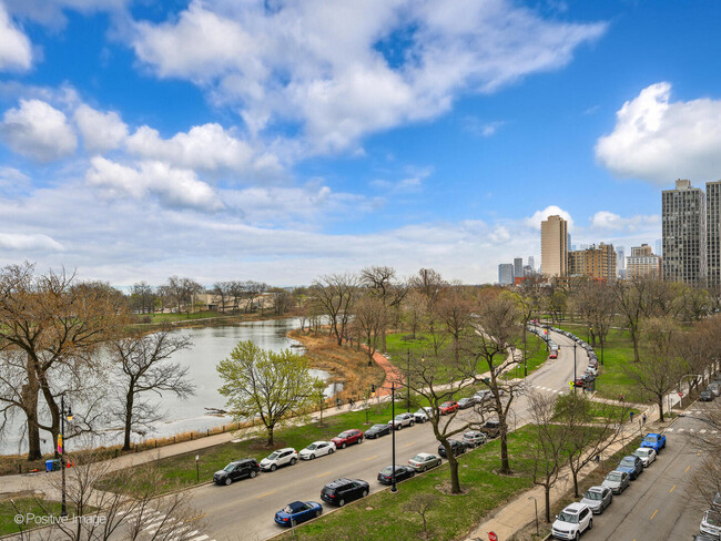 Building Photo - 2550 N Lakeview Ave