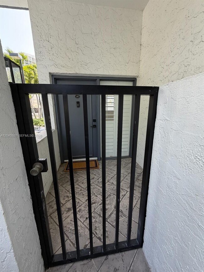 Building Photo - 2715 Tigertail Ave