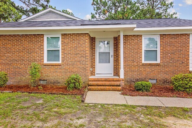 Building Photo - Ranch Style 3 bedroom 2 bathroom NEST Close to Fort Bragg!