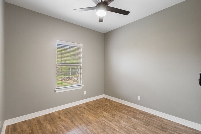 Building Photo - 924 Scenic Hills Dr