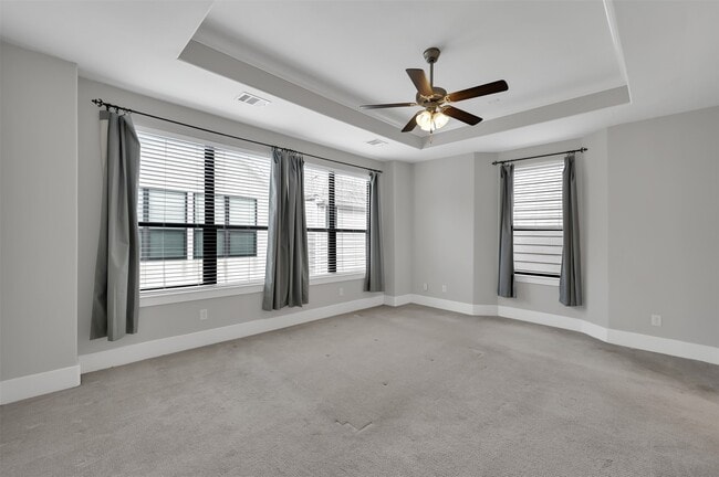 Building Photo - 910 W 20th St