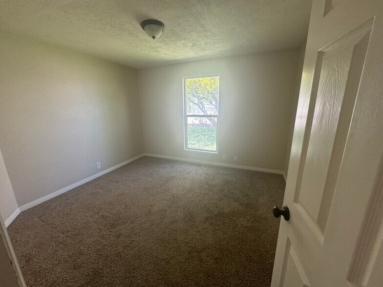 Building Photo - 1073 E 120 S