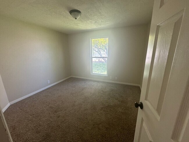 Building Photo - 1073 E 120 S