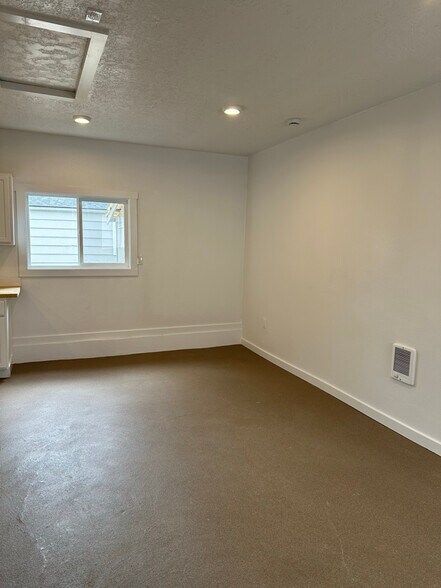 Building Photo - 4965 Breanna Ln NE