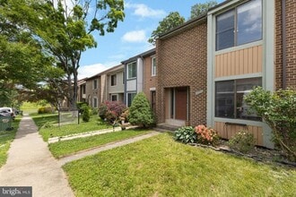 Building Photo - 2813 Cambridge Dr