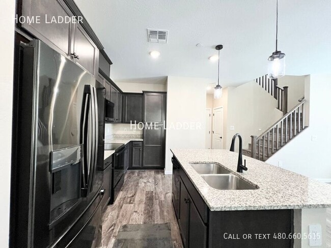 Building Photo - 779 E Doral Ave