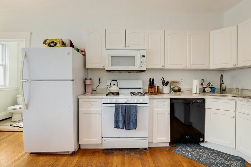 Building Photo - 61 Algonquin Rd