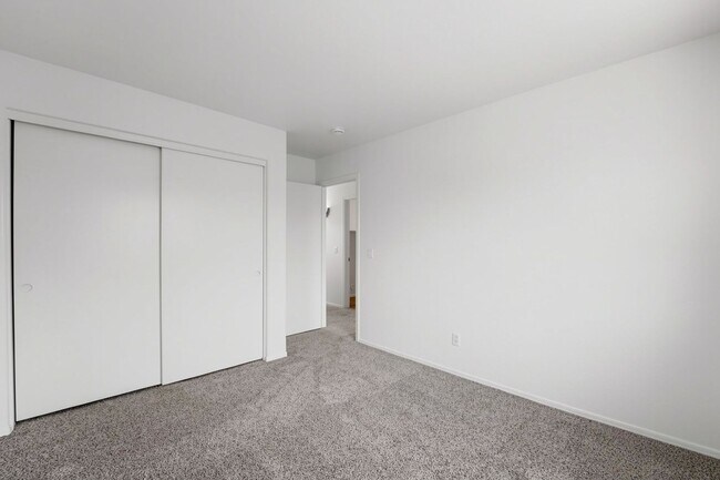 Building Photo - Freshly Updated 4 Bed | New Carpet, New Appliances & Open Layout