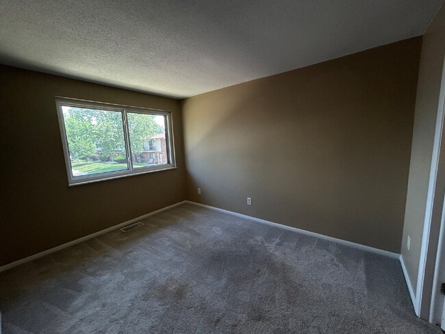 Building Photo - Charming 2-Bed Condo Retreat with 1.5 Baths in Prime Greenwood Location – 1088 Sq Ft of Comfort!